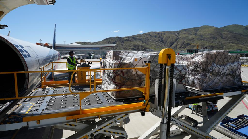 三部门发文健全农村客货邮融合发展服务体系；七部门探索金融供应链 “脱核” 模式；上海支持开展具身智能在物流装配领域的应用建设