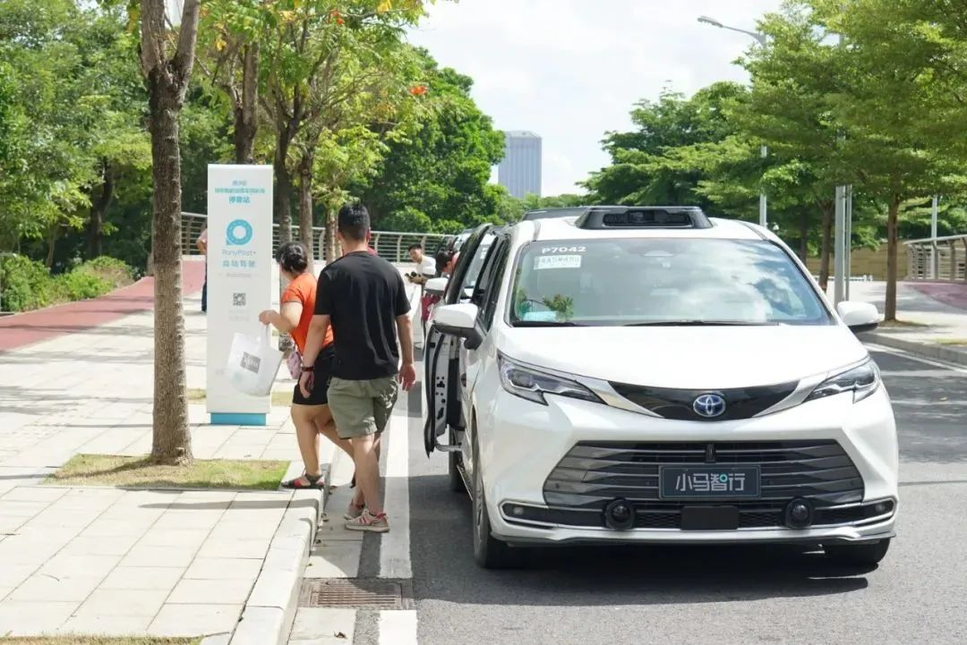 京东发布三季度业绩报告，服装品类收入实现双位数增长；小马智行ipo最高募资超27亿；阿里海外推出首个b2b领域的ai搜索引擎