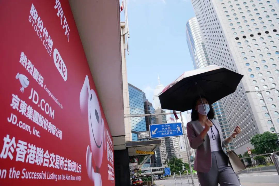 京东快递柜近日在武汉等地区正式投入使用；丰巢智能柜完成海外生活全场景覆盖；中外运敦豪成都口岸举行扩建投运仪式