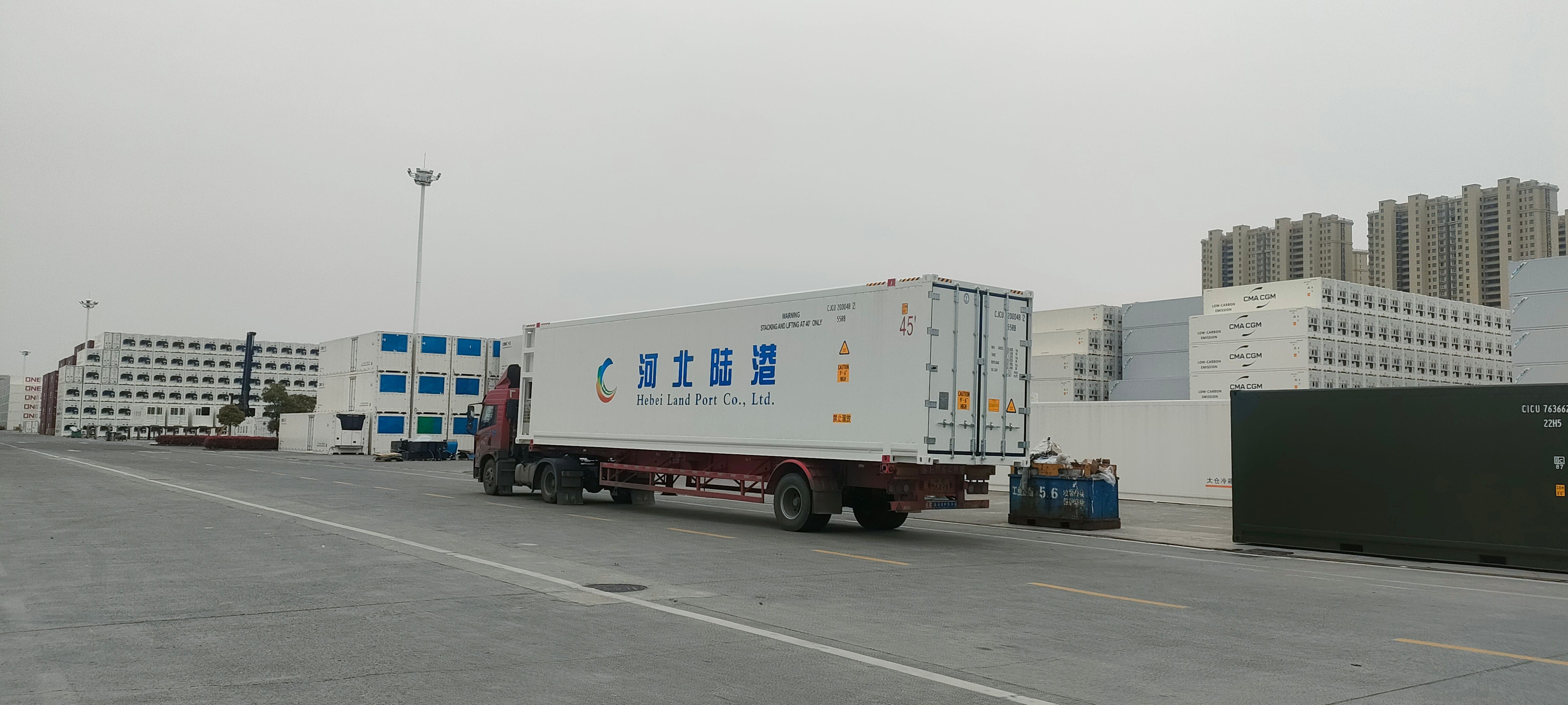 中车石家庄车辆有限公司首批50台45英尺柴电一体冷藏集装箱通过验收启程发运