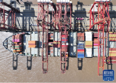 泸州港承接澳大利亚进口大麦粮食业务;南京港滚装外贸航线成功首航;厦门海沧港码头泊位22#~24#工程完工验收