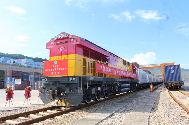 “郑和号”开启常态化运行新篇章，助力畅通南向国际陆海大通道