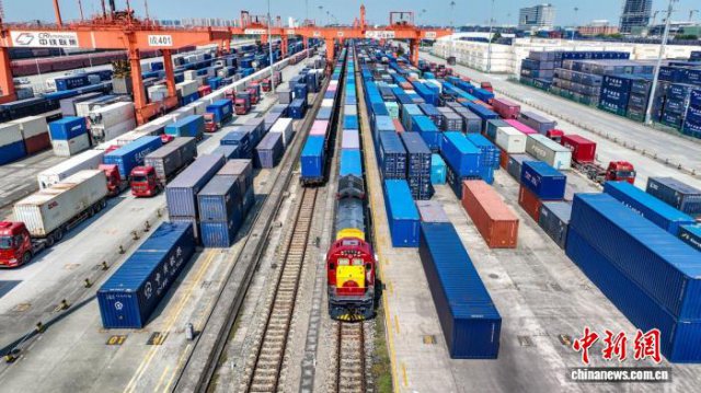 今年1月至6月中欧班列（成渝）累计开行近3000列 运输货物超24万标箱