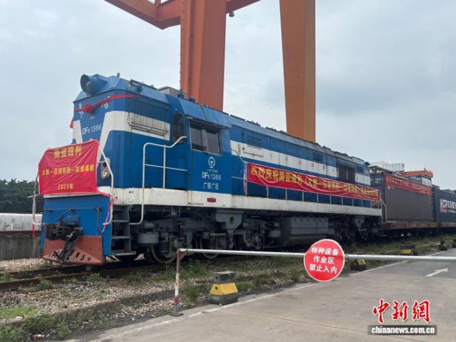 粤港澳大湾区首趟进藏集装箱班列启程